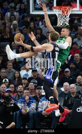Sacramento, Californie, États-Unis. 20 décembre 2023. Le centre des Celtics de Boston Kristaps Porzingis (8) attaque l'attaquant des Kings de Sacramento Domantas Sabonis (10) lors d'un match NBA au Golden 1 Center le mercredi 20 décembre 2023. (Image de crédit : © Paul Kitagaki Jr./ZUMA Press Wire) USAGE ÉDITORIAL SEULEMENT! Non destiné à UN USAGE commercial ! Banque D'Images