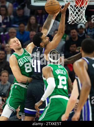 Sacramento, Californie, États-Unis. 20 décembre 2023. L'attaquant des Kings de Sacramento Trey Lyles (41) affronte le centre des Celtics de Boston Kristaps Porzingis (8) lors d'un match NBA au Golden 1 Center le mercredi 20 décembre 2023. (Image de crédit : © Paul Kitagaki Jr./ZUMA Press Wire) USAGE ÉDITORIAL SEULEMENT! Non destiné à UN USAGE commercial ! Banque D'Images