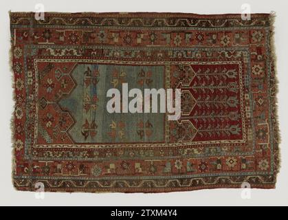 Tapis de prière avec panneau Downwars, Ladik ,, c. 1800 tapis de prière avec panneau Downwars, Ladik. Milieu de terrain : mihrab bleu clair avec des rangées rigides de trois anjelieren et avec façade en trois parties. Hirondelles rouge clair avec des feuilles de lancette dentées et des fleurs étoilées. Au bas d'un bord de bilt avec 'omegalijen' blanc, radical en grand panneau de croix rouge foncé avec tulipes suspendues, alternant en bleu clair (3) et noir (2). Bords : Quadruple. Le bord principal est rouge clair avec des fleurs de rosette et des lys en pente sur une élancée angulaire. Il est pris dans les ourlets larges avec des tendres angulaires, l'intérieur en brun, l'extérieur en brun -bl Banque D'Images