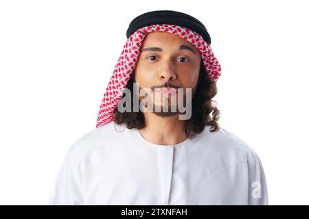 Portrait d'un jeune homme arabe portant une robe traditionnelle du Moyen-Orient thobe isolé sur blanc Banque D'Images