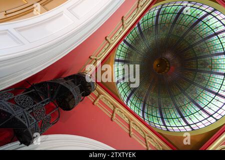 Dôme en vitrail et escalier en colimaçon à l'intérieur du Queen Victoria Building (QVB), Sydney, Australie Banque D'Images