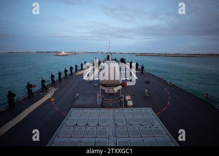 Rota, Espagne. 8 décembre 2023. Le destroyer de missiles guidés de classe Arleigh Burke USS Laboon (DDG 58) arrive à Rota, en Espagne, en décembre. 8, 2023. Laboon est sur un déploiement programmé dans la zone d'opérations des forces navales américaines en Europe, employé par la 6e flotte américaine pour défendre les intérêts américains, alliés et partenaires. (Image de crédit : © U.S. Navy/ZUMA Press Wire) USAGE ÉDITORIAL SEULEMENT! Non destiné à UN USAGE commercial ! Banque D'Images