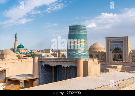 Porte ouest, porte père, ichon qala, Khiva, Ouzbékistan. Photo de coucher de soleil prise depuis le mur de la ville Banque D'Images