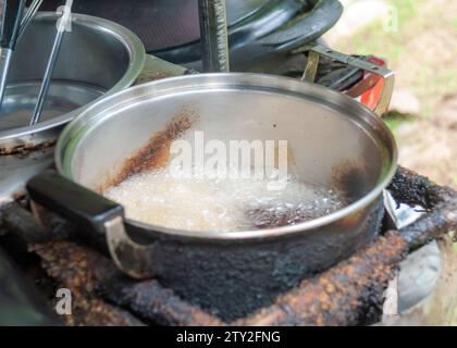 Pot avec de l'huile végétale fixé sur un feu très chaud, pour une utilisation en cuisine Banque D'Images