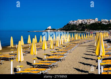 Vue sur la petite ville de Sperlonga, pittoresque situé sur une colline surplombant la mer Méditerranée, vue sur la plage. Banque D'Images