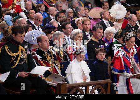 Photo du dossier datée du 06/05/23 de (devant, de gauche à droite) le prince de Galles, la princesse Charlotte, le prince Louis et la princesse de Galles avec le duc de Sussex assis au troisième rang, à la cérémonie de couronnement du roi Charles III et de la reine Camilla à l'abbaye de Westminster, à Londres. Un couronnement, une course à pied rallumée et un mémoire controversé du duc de Sussex ont façonné le 2023e anniversaire de la famille royale. C'était la première année civile complète du roi en tant que monarque, car il s'est couché dans le rôle et a été couronné avec une grande splendeur aux côtés de sa reine. Date de publication : mercredi 13 décembre 2023. Banque D'Images