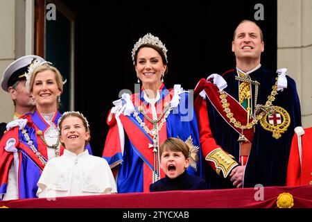 Photo de dossier datée du 06/05/23 de la duchesse d'Édimbourg, de la princesse Charlotte, du prince Louis, de la princesse de Galles et du prince de Galles debout sur le balcon du palais de Buckingham à la suite du couronnement du roi Charles III et de la reine Camilla à l'abbaye de Westminster, à Londres. Un couronnement, une course à pied rallumée et un mémoire controversé du duc de Sussex ont façonné le 2023e anniversaire de la famille royale. C'était la première année civile complète du roi en tant que monarque, car il s'est couché dans le rôle et a été couronné avec une grande splendeur aux côtés de sa reine. Date de publication : mercredi 13 décembre 2023. Banque D'Images