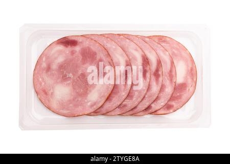 morceaux ronds de jambon dans un emballage en plastique sur fond blanc avec chemin de coupe, jambon de porc coupé en tranches, collection de maquettes de modèle d'emballage Banque D'Images