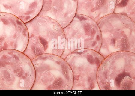 fond de morceaux ronds de jambon en gros plan, de nombreuses tranches de jambon de porc découpé pour créer la mise en page, la nourriture italienne Banque D'Images