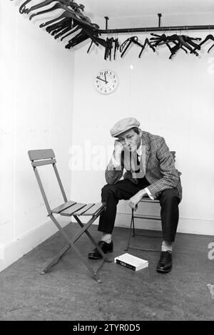 Série de chômeurs : Homme dans la salle d'attente - gardienne d'enfants - ne sachant plus la direction, chômeurs, chômage, 27-10-1982, Whizgle nouvelles du passé, adapté pour l'avenir. Explorez les récits historiques, l'image de l'agence néerlandaise avec une perspective moderne, comblant le fossé entre les événements d'hier et les perspectives de demain. Un voyage intemporel façonnant les histoires qui façonnent notre avenir. Banque D'Images