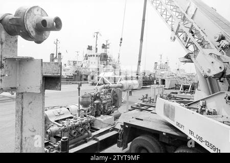 Installation de forage de chargement Velsen-Noord, N.A.M., Velsen-Noord, 26-07-1983, Whizgle nouvelles du passé, adaptées à l'avenir. Explorez les récits historiques, l'image de l'agence néerlandaise avec une perspective moderne, comblant le fossé entre les événements d'hier et les perspectives de demain. Un voyage intemporel façonnant les histoires qui façonnent notre avenir. Banque D'Images