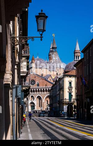 Tours et dômes de l'église du 13e siècle Basilique di Sant'Antonio di Padova, situé sur la Piazza del Santo. Banque D'Images