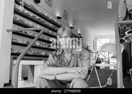 Ruud Wielart, multiple champion néerlandais de saut en hauteur, dans un magasin de sport, 24-08-1990, Whizgle News from the Past, taillé pour le futur. Explorez les récits historiques, l'image de l'agence néerlandaise avec une perspective moderne, comblant le fossé entre les événements d'hier et les perspectives de demain. Un voyage intemporel façonnant les histoires qui façonnent notre avenir. Banque D'Images