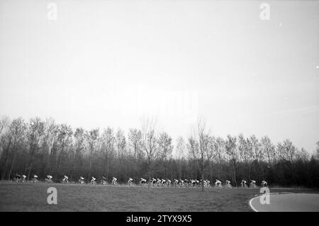 Piste cyclable à Spaarnwoude, 08-04-1991, Whizgle News from the Past, taillé pour l'avenir. Explorez les récits historiques, l'image de l'agence néerlandaise avec une perspective moderne, comblant le fossé entre les événements d'hier et les perspectives de demain. Un voyage intemporel façonnant les histoires qui façonnent notre avenir. Banque D'Images