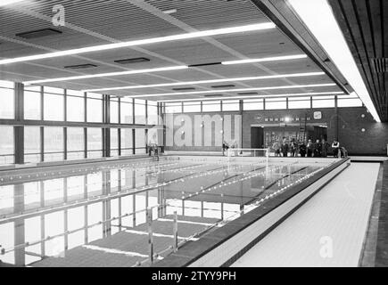 Piscine intérieure 'de Planet', Haarlem, Planetenlaan, pays-Bas, 00-12-1971, Whizgle nouvelles du passé, adaptées à l'avenir. Explorez les récits historiques, l'image de l'agence néerlandaise avec une perspective moderne, comblant le fossé entre les événements d'hier et les perspectives de demain. Un voyage intemporel façonnant les histoires qui façonnent notre avenir. Banque D'Images