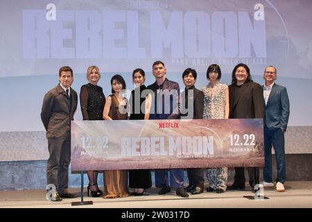 (G-D)le réalisateur Zack Snyder, sa femme productrice Deborah Snyder, l'actrice japonaise Miyuki Sawashiro, l'actrice Sofia Boutella, l'acteur Ed Skrein, l'acteur de voie japonais Hiroshi Kamiya, l'actrice sud-coréenne Bae Doona, l'acteur japonais Wataru Ichinose et le producteur Wesley Coller assistent à la première japonaise du film Netflix 'Rebel Moon - part One : A Child of Fire' à Tokyo, Japon, le 11 décembre 2023. Crédit : AFLO/Alamy Live News Banque D'Images