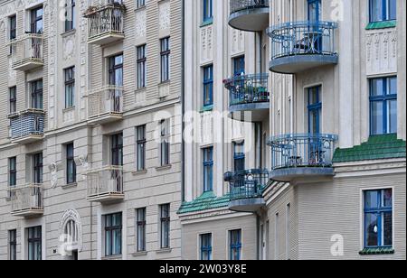 20 décembre 2023, Brandenburg, Francfort (Oder) : appartements dans des immeubles d'habitation dans des bâtiments anciens rénovés. Photo : Patrick Pleul/dpa Banque D'Images