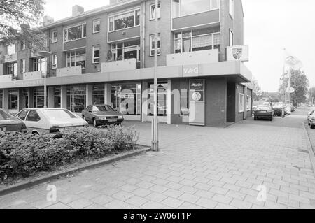 Extérieur d'un showroom Audi et Volkswagen, Whizgle News from the Past, taillé pour l'avenir. Explorez les récits historiques, l'image de l'agence néerlandaise avec une perspective moderne, comblant le fossé entre les événements d'hier et les perspectives de demain. Un voyage intemporel façonnant les histoires qui façonnent notre avenir. Banque D'Images