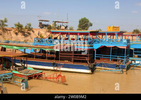 Bateaux amarrés, Lady vendant de la nourriture sur un magasin flottant, village flottant Kampong Phluk dans le lac Tonle SAP, Cambodge, Asie. Banque D'Images