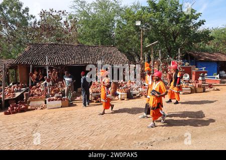 Udaipur, Inde. 21 décembre 2023. Shilpgram Utsav 2023 : Udaipur, Rajastan, Inde. West zone Cultural Centre organise Shilpgram Utsav 2023, chaque année en décembre la semaine dernière. L’honorable gouverneur du Rajasthan Kalraj Misra, ministre d’État aux Affaires extérieures et à la Culture, Meenakshi Lekhi, sera présent aujourd’hui à la cérémonie d’inauguration. 800 artistes folkloriques et environ 100 artisans de différentes parties de l'Indus participeront. Crédit : Seshadri SUKUMAR/Alamy Live News Banque D'Images