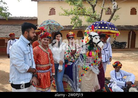 Udaipur, Inde. 21 décembre 2023. Shilpgram Utsav 2023 : Udaipur, Rajastan, Inde. West zone Cultural Centre organise Shilpgram Utsav 2023, chaque année en décembre la semaine dernière. L’honorable gouverneur du Rajasthan Kalraj Misra, ministre d’État aux Affaires extérieures et à la Culture, Meenakshi Lekhi, sera présent aujourd’hui à la cérémonie d’inauguration. 800 artistes folkloriques et environ 100 artisans de différentes parties de l'Indus participeront. Crédit : Seshadri SUKUMAR/Alamy Live News Banque D'Images