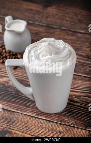Café moka dans une tasse en porcelaine blanche sur une table en bois Banque D'Images