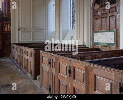 Caisses en bois d'origine dans l'église du 18e siècle de St Peter, Gayhurst, Buckinghamshire, Royaume-Uni Banque D'Images