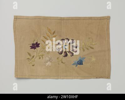 Tapis d'écru demi lin avec broderie colorée., Ecole industrielle de Windroos, c. 1925 Robe d'écru demi lin avec broderie colorée. Rectangulaire avec zoom ouvert. Brodé avec triple tige en vert mousse avec grande fleur de palmier en violet, beige et ocre et de chaque côté une petite fleur de palmier en violet massif et bleu Uni. Motif en point satiné, de sorte que le motif des deux côtés est tout aussi beau. Pays-Bas, Rotterdam?, ca. 1925. Rotterdam Broderie Robe d'écru demi lin avec broderie colorée. Rectangulaire avec zoom ouvert. Brodé avec triple tige en vert mousse Wit Banque D'Images