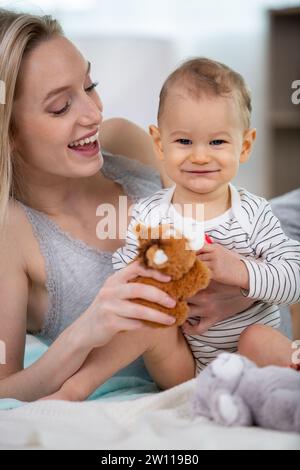 mère et son bébé jouant avec le jouet Banque D'Images