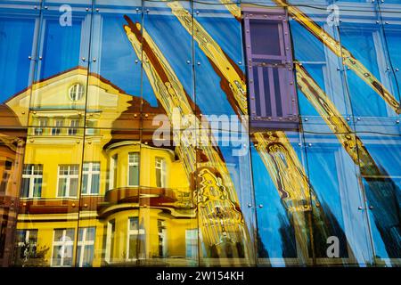 Reflet de vieux bâtiments dans les fenêtres de Sopot Pologne Banque D'Images