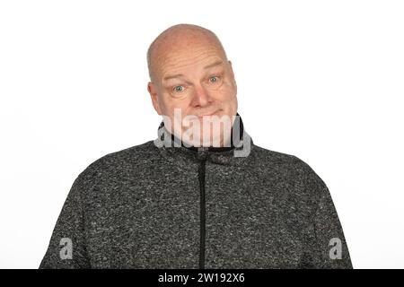 Heureux homme caucasien d'âge moyen dans la veste de chandail gris - Portrait souriant sur fond blanc Banque D'Images