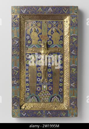 Couverture avant d'un Evangéliaire avec la Crucifixion, anonyme, c. 1200 - c. 1225 pré -plat d'un livre gospel de cuivre doré et email Champlevé. Au milieu du terrain, sur un sol bleu, le Christ crucifié en relief entre Marie et Jean avec seulement les gros titres en relief. A l'étage, de part et d'autre de la croix, les demi-figures de Michel et Gabriel. Rangs dans le bord, entrecoupés de la moitié des figures des anges. Limoges cuivre (métal). Dorure pré -plat d'un livre gospel de cuivre doré et email Champlevé. Au milieu du terrain, sur un sol bleu, le Christ crucifié en relief entre Marie et Jean Banque D'Images