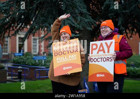 Les médecins juniors et les membres de la British Medical Association (BMA) sur la ligne de piquetage à l'extérieur de Leicester Royal Infirmary pendant leur différend continu sur la rémunération. Date de la photo : jeudi 21 décembre 2023. Banque D'Images