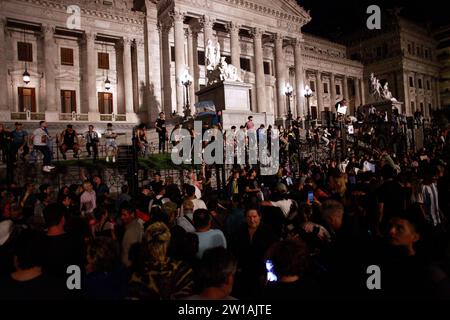 Buenos Aires, capitale fédérale, Argentine. 21 décembre 2023. 20 décembre 2023, Buenos Aires, Argentine : après les mesures annoncées à la télévision nationale par le président de la République Argentine Javier Milei via le décret de nécessité et d’urgence (DNU), des milliers d’Argentins sont spontanément descendus dans la rue pour répudier lesdites mesures (crédit image : © Roberto Almeida Aveledo/ZUMA Press Wire) À USAGE ÉDITORIAL SEULEMENT! Non destiné à UN USAGE commercial ! Banque D'Images