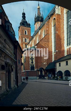 St. Basilique de Marie sur la place Maryatskaya dans la vieille ville. Kraków, Pologne. Banque D'Images