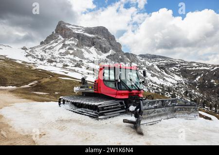 Souffleuse à neige dans les Dolomites, cinq tours (Cinque Torri) Italie Banque D'Images