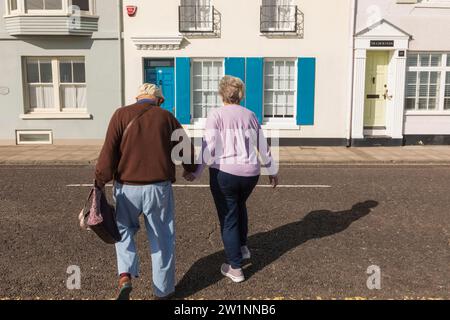 Angleterre, Kent, Deal, Seafront Housing, couple âgé traversant la route Banque D'Images