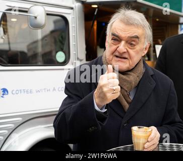 NRW Innenminister Herbert Reul café avec un flic - Die Polizei lädt ein NRW Innenminister Herbert Reul in Moers. DAS format des NRW-Innenministeriums café avec un COP Kaffee mit einem Polizisten macht an verschiedenen Orten in ganz NRW halt. Bürgerinnen und Bürger können in entspannter Atmosphäre mit der Polizei ins Gespräch kommen. Moers Deutschland Nordrhein-Westfalen / NRW *** NRW Ministre de l'intérieur Herbert Reul café avec un cop la police vous invite NRW Ministre de l'intérieur Herbert Reul à Moers le format du Ministère de l'intérieur NRW café avec un COP café avec un poli Banque D'Images