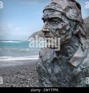 Image conceptuelle d'une sculpture en bronze de l'explorateur maritime italien John Cabot du port flottant de Bristol superposée à un fond de paysage marin Banque D'Images