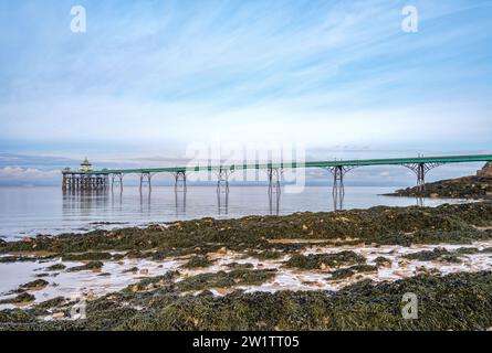 Clevedon jetée à marée basse sur la côte Somerset du canal de Bristol au Royaume-Uni Banque D'Images