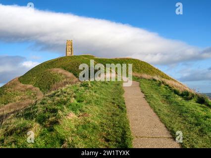 Chemin vers le sommet de Glastonbury Tor dans le Somerset Royaume-Uni couronné par la tour isolée de l'église St Michael Banque D'Images
