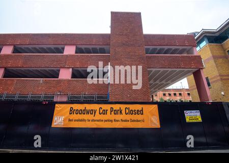 Maidenhead, Royaume-Uni. 15 décembre 2023. Le parking de Broadway à plusieurs étages à Maidenhead, Berkshire, est en cours de démolition. Il a été fermé il y a un an quand du béton est tombé du plafond. Crédit : Maureen McLean/Alamy Banque D'Images