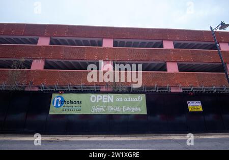 Maidenhead, Royaume-Uni. 15 décembre 2023. Le parking de Broadway à plusieurs étages à Maidenhead, Berkshire, est en cours de démolition. Il a été fermé il y a un an quand du béton est tombé du plafond. Crédit : Maureen McLean/Alamy Banque D'Images