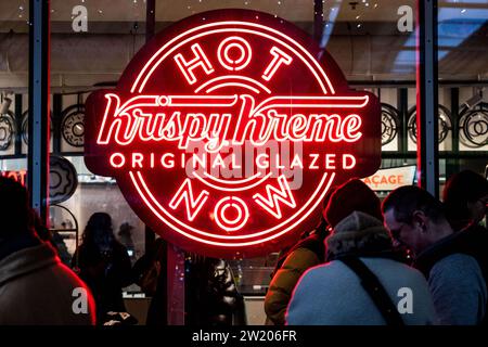 La célèbre chaîne de beignets américaine Krispy Kreme, appartenant à la holding JAB et présente dans près de 40 pays avec 11 800 points de vente pour un chiffre d’affaires de 1,5 milliards de dollars en 2022, vient d’ouvrir son premier magasin à l’Hexagone cette première ouverture dans la capitale, sous la canopée du Forum des Halles à Châtelet les halles à Paris, sert de fleuron. L’objectif est de vendre plus de 10 millions d’unités en un an pour un chiffre d’affaires de 20 millions d’euros. La marque prévoit d’ouvrir plusieurs dizaines de points de vente en 2024. 19 décembre 2023. Photo par Alexis Jumeau/ABACAPRESS.COM Banque D'Images