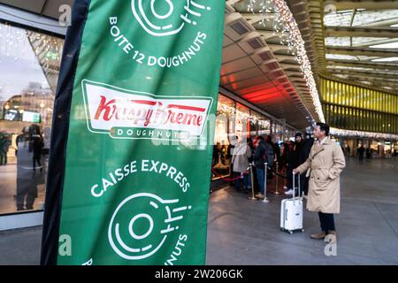 La célèbre chaîne de beignets américaine Krispy Kreme, appartenant à la holding JAB et présente dans près de 40 pays avec 11 800 points de vente pour un chiffre d’affaires de 1,5 milliards de dollars en 2022, vient d’ouvrir son premier magasin à l’Hexagone cette première ouverture dans la capitale, sous la canopée du Forum des Halles à Châtelet les halles à Paris, sert de fleuron. L’objectif est de vendre plus de 10 millions d’unités en un an pour un chiffre d’affaires de 20 millions d’euros. La marque prévoit d’ouvrir plusieurs dizaines de points de vente en 2024. 19 décembre 2023. Photo par Alexis Jumeau/ABACAPRESS.COM Banque D'Images