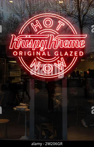 La célèbre chaîne de beignets américaine Krispy Kreme, appartenant à la holding JAB et présente dans près de 40 pays avec 11 800 points de vente pour un chiffre d’affaires de 1,5 milliards de dollars en 2022, vient d’ouvrir son premier magasin à l’Hexagone cette première ouverture dans la capitale, sous la canopée du Forum des Halles à Châtelet les halles à Paris, sert de fleuron. L’objectif est de vendre plus de 10 millions d’unités en un an pour un chiffre d’affaires de 20 millions d’euros. La marque prévoit d’ouvrir plusieurs dizaines de points de vente en 2024. 19 décembre 2023. Photo par Alexis Jumeau/ABACAPRESS.COM Banque D'Images