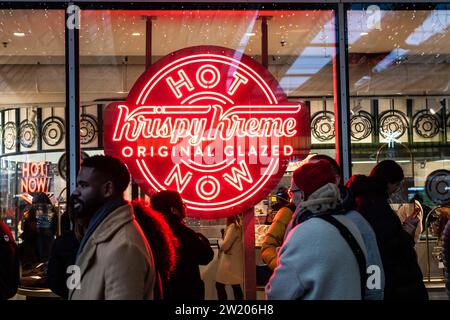 La célèbre chaîne de beignets américaine Krispy Kreme, appartenant à la holding JAB et présente dans près de 40 pays avec 11 800 points de vente pour un chiffre d’affaires de 1,5 milliards de dollars en 2022, vient d’ouvrir son premier magasin à l’Hexagone cette première ouverture dans la capitale, sous la canopée du Forum des Halles à Châtelet les halles à Paris, sert de fleuron. L’objectif est de vendre plus de 10 millions d’unités en un an pour un chiffre d’affaires de 20 millions d’euros. La marque prévoit d’ouvrir plusieurs dizaines de points de vente en 2024. 19 décembre 2023. Photo par Alexis Jumeau/ABACAPRESS.COM Banque D'Images