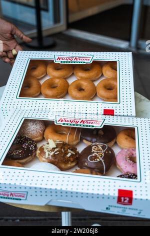 La célèbre chaîne de beignets américaine Krispy Kreme, appartenant à la holding JAB et présente dans près de 40 pays avec 11 800 points de vente pour un chiffre d’affaires de 1,5 milliards de dollars en 2022, vient d’ouvrir son premier magasin à l’Hexagone cette première ouverture dans la capitale, sous la canopée du Forum des Halles à Châtelet les halles à Paris, sert de fleuron. L’objectif est de vendre plus de 10 millions d’unités en un an pour un chiffre d’affaires de 20 millions d’euros. La marque prévoit d’ouvrir plusieurs dizaines de points de vente en 2024. 19 décembre 2023. Photo par Alexis Jumeau/ABACAPRESS.COM Banque D'Images