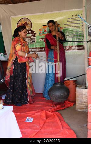 Udaipur, Inde. 21 décembre 2023. Shilpgram Utsav 2023 : Udaipur, Rajastan, Inde. West zone Cultural Centre organise Shilpgram Utsav 2023, chaque année en décembre la semaine dernière. L’honorable gouverneur du Rajasthan Kalraj Misra, ministre d’État aux Affaires extérieures et à la Culture, Meenakshi Lekhi, sera présent aujourd’hui à la cérémonie d’inauguration. 800 artistes folkloriques et environ 100 artisans de différentes parties de l'Indus participeront. Crédit : Seshadri SUKUMAR/Alamy Live News Banque D'Images