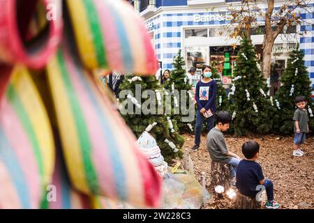 Bandung, Java Ouest, Indonésie. 21 décembre 2023. Les visiteurs peuvent voir des décorations sur le thème de Noël au Paris Van Java Mall. Les centres commerciaux en Indonésie sont décorés avec des décorations de Noël avant les célébrations de Noël et du nouvel an. (Image de crédit : © Dimas Rachmatsyah/ZUMA Press Wire) USAGE ÉDITORIAL SEULEMENT! Non destiné à UN USAGE commercial ! Banque D'Images